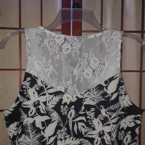 Jessica Simpson Sleeveless CropTop - Picture 2 of 3